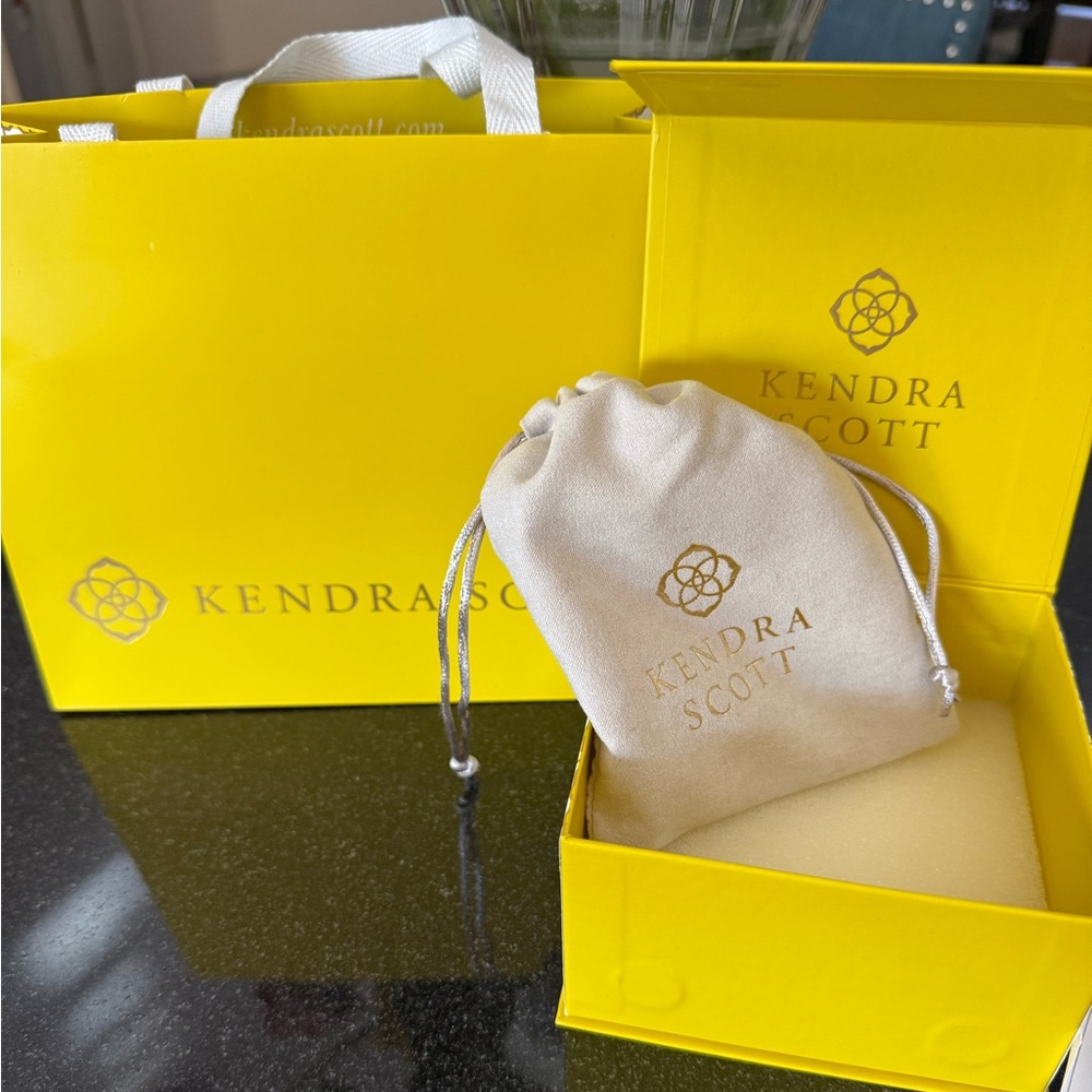 **NWT** Kendra Scott Grayson Gold Sunburst Frame Short Pendant Necklace in Green - Picture 11 of 11